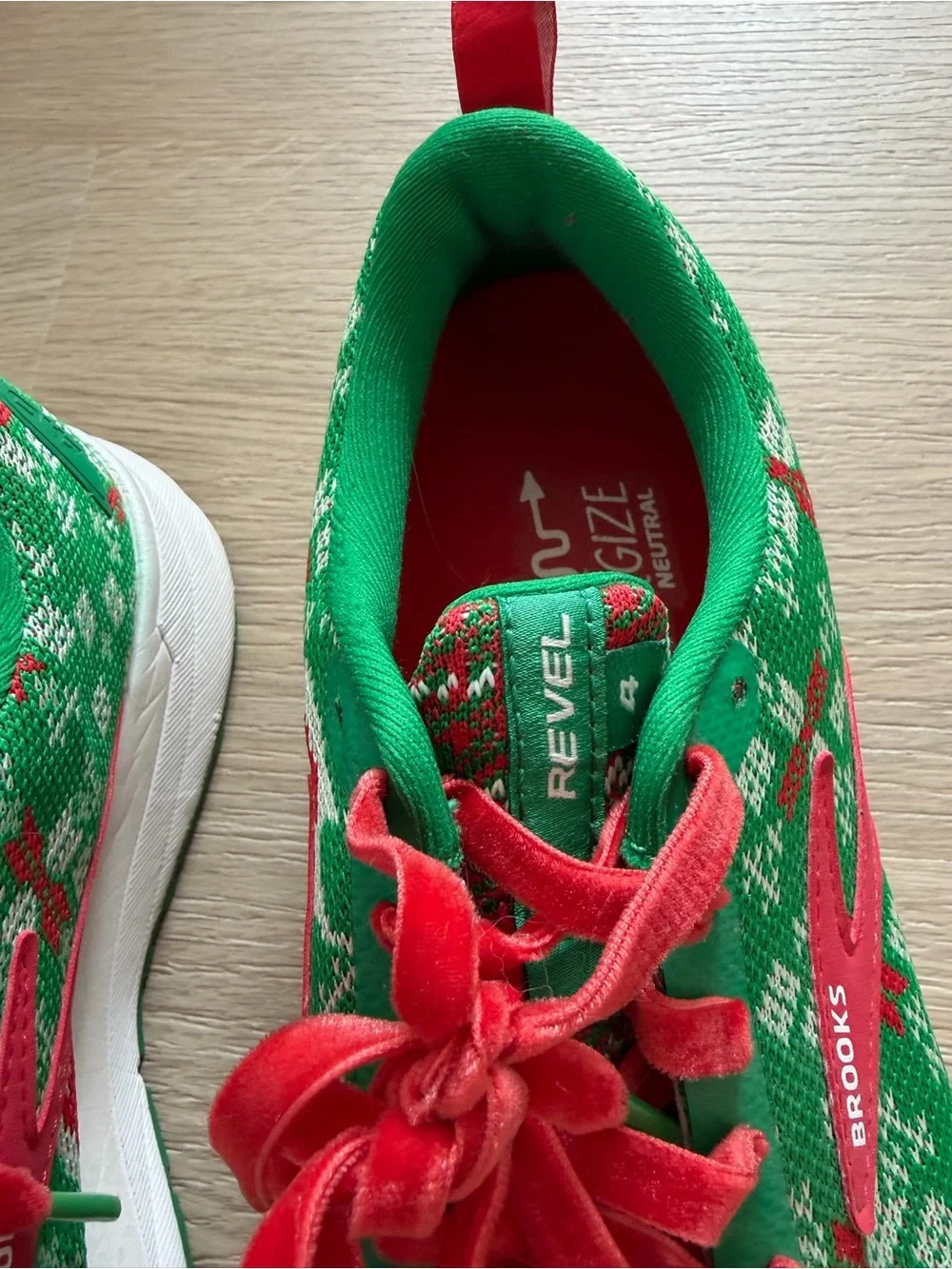 Brooks Revel Run Merry Sneakers Womens Size 6.5